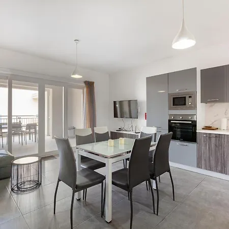 Spacious Designer Apt With Private Seaview Balcony By 360 Estates Apartmán *