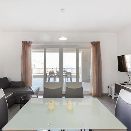 Spacious Designer Apt With Private Seaview Balcony By 360 Estates Apartmán